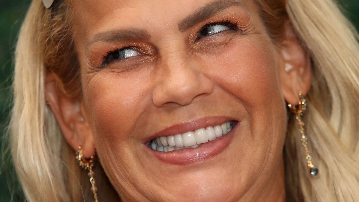 Niurka Marcos muestra los senos en pleno aeropuerto – Telemundo Puerto Rico