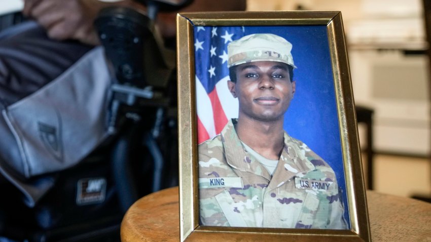 Retrato del soldado estadounidense Travis King mientras su abuelo, Carl Gates, hablando de su nieto el 19 de julio de 2023, en Kenosha, Wisconsin.