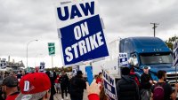 Huelga de trabajadores de UAW se extiende a planta de Ford en Chicago