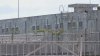 Arrestan a otro oficial correccional por supuesto intento de contrabando
