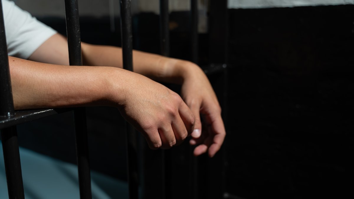 Adolescente y otro sujeto son encarcelados por asalto con machete y cuchillo