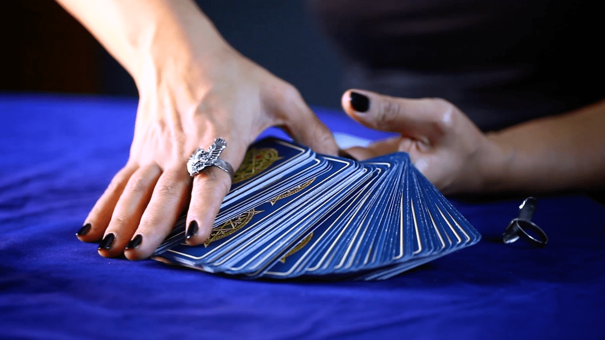Le tumbaron $952: mujer es víctima de fraude con lectura del Tarot