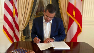 El gobernador de Puerto Rico, Pedro Pierluisi, firma ley