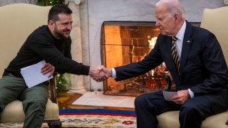 El presidente Joe Biden da la mano al presidente Volodymyr Zelenskyy de Ucrania durante reunión en la Oficina Oval de la Casa Blanca en Washington, DC.