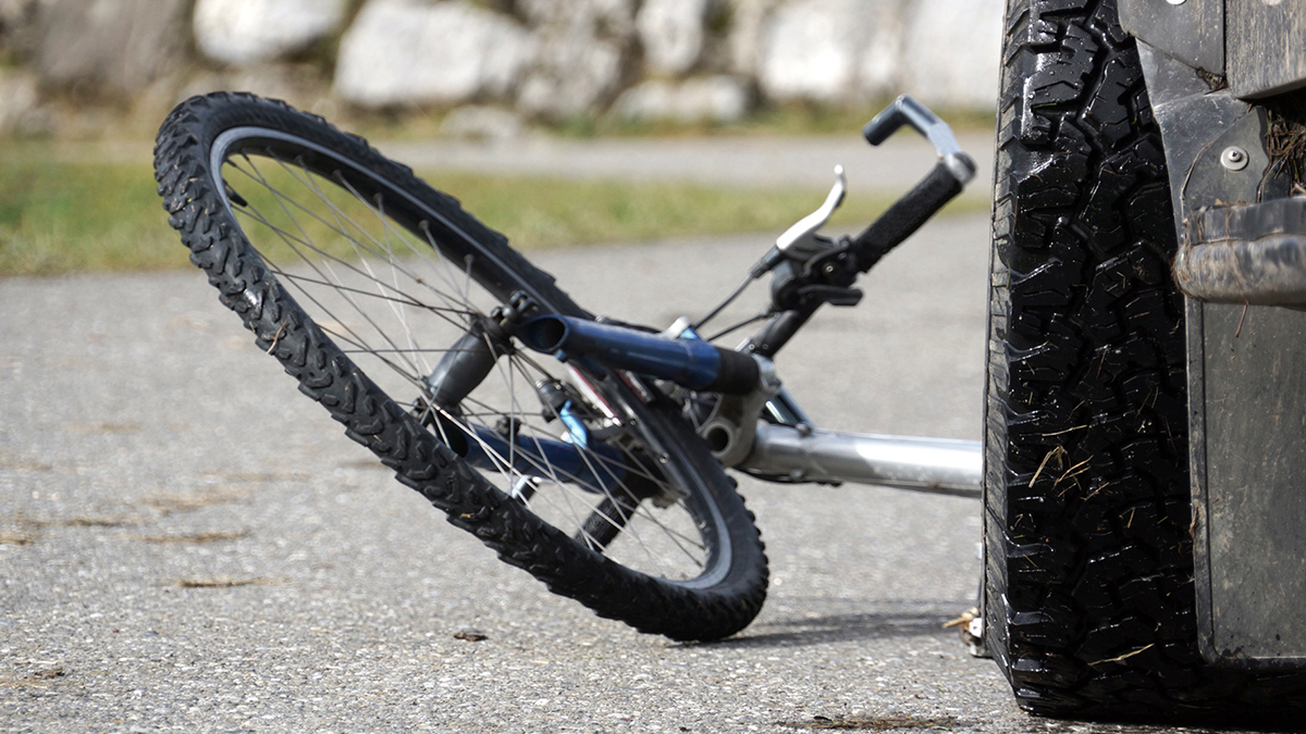Está grave: ciclista es impactado por conductora en Naguabo