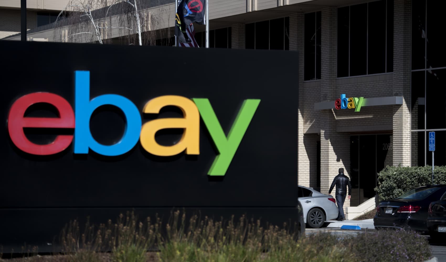 Pareja recibirá millonaria compensación de eBay por amenazas y acosos