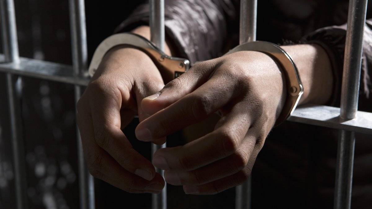 Arrestan a mujer por presuntamente apuñalar a su vecina de 84 años
