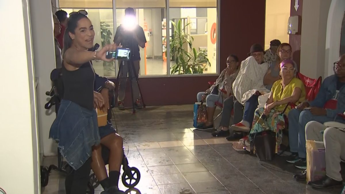 Puerto Rico Filas Cientos de ciudadanos hacen fila para obtener vale para placas solares ...