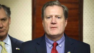 El presidente del Comité Selecto Permanente de Inteligencia de la Cámara de Representantes de Estados Unidos, Mike Turner, durante una conferencia de prensa de la delegación bipartidista del Congreso en Kiev, Ucrania, el 9 de febrero de 2024.