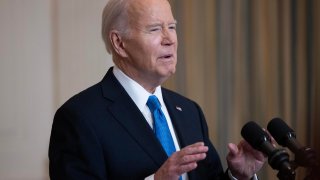 Justicia de EE.UU. acusa a un ex informante del FBI de mentir sobre Biden y su hijo Hunter