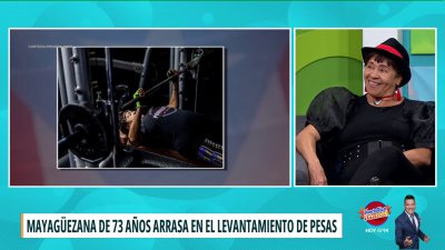 Septuagenaria arrasa en competencia de levantamiento de pesas