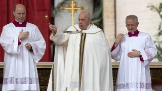 El Papa Franciscodirige la misa de Pascua en la Plaza de San Pedro, Ciudad del Vaticano, este domingo.
