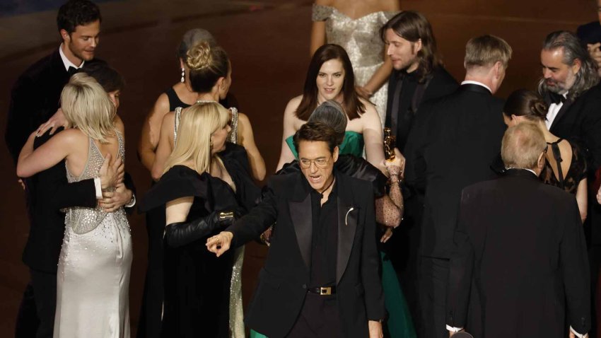 Robert Downey Jr (C) celebra junto al elenco de Oppenheimer celebra después de ganar el premio a mejor película en la edición 96 de los premios Óscar en Los Ángeles (EE.UU.). EFE/EPA/CAROLINE BREHMAN