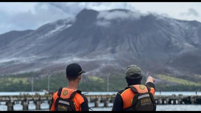 Volcán entra en erupción en Indonesia