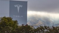 Tesla enfrenta demanda por polución atmosférica derivada de sus operaciones en California, según CNBC