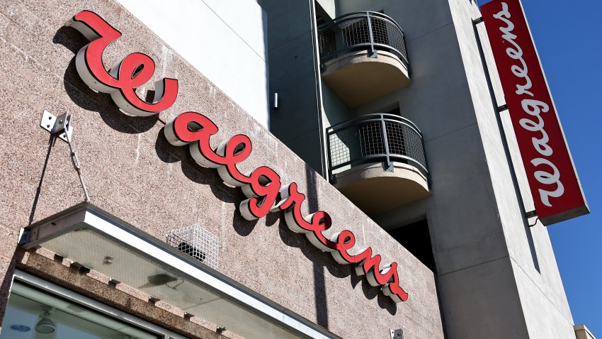 El logotipo de Walgreens se muestra en una tienda Walgreens el 31 de octubre de 2023 en Los Ángeles, California.