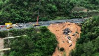 Colapso de una autopista en China deja al menos 51 muertos