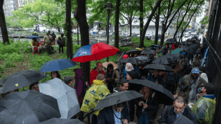 Decenas de personas hicieron fila para entrar a la corte en Manhattan el pasado 16 de mayo.