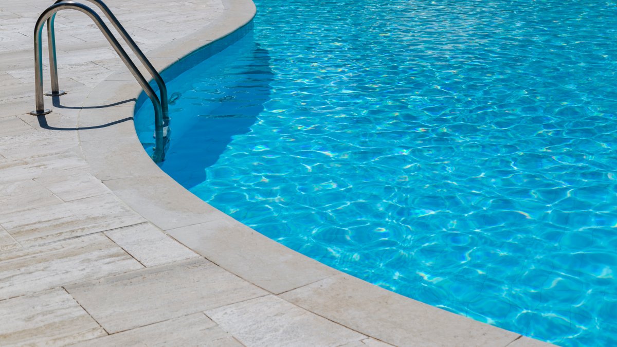 Menor de 11 años muere ahogado en piscina de condominio en Condado, San Juan