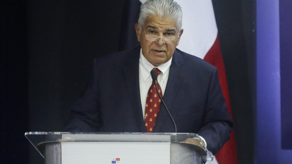 Impiden despegar de Panamá a vuelo con expresidentes que iban a