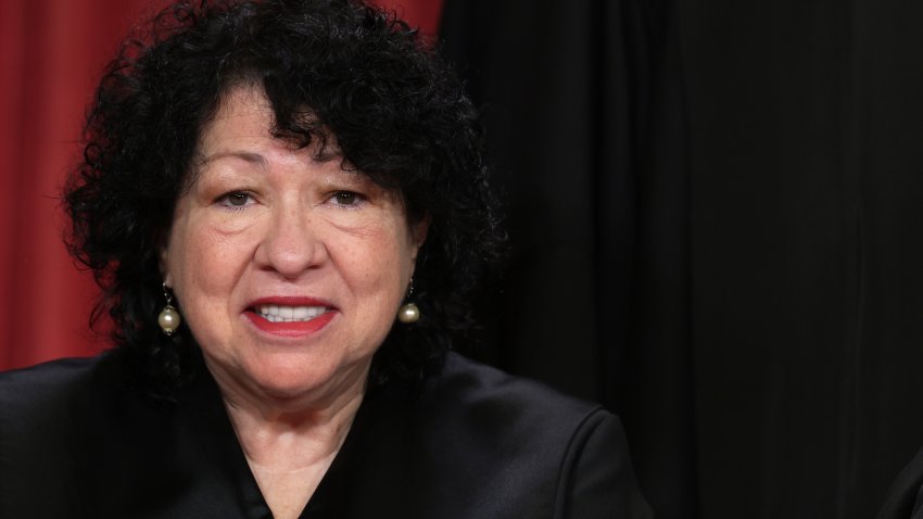 La jueza adjunta de la Corte Suprema de los Estados Unidos, Sonia Sotomayor, posa para un retrato oficial en la Sala de Conferencias Este del edificio de la Corte Suprema el 7 de octubre de 2022 en Washington, DC. La Corte Suprema ha comenzado un nuevo mandato después de que el juez asociado Ketanji Brown Jackson fuera agregado oficialmente al tribunal en septiembre.