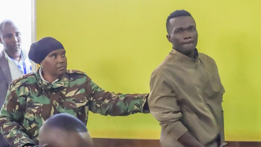 – El principal sospechoso de los asesinatos de Kware, Collins Jomaisu Khalisia (R), asiste a una sesiÛn judicial en los tribunales de Kiambu, condado de Kiambu, en Nairobi, Kenia, el 16 de julio de 2024. El jefe de la DirecciÛn de InvestigaciÛn Criminal anunciÛ que Khalisia, de 33 aÒos, confesÛ haber matado a 42 mujeres, incluida su esposa, desde 2022. Khalisia fue detenida el 15 de julio de 2024 tras descubrir m˙ltiples cad·veres envueltos en bolsas de pl·stico en una cantera de Kware, Nairobi. (Kenia) EFE/EPA/STR