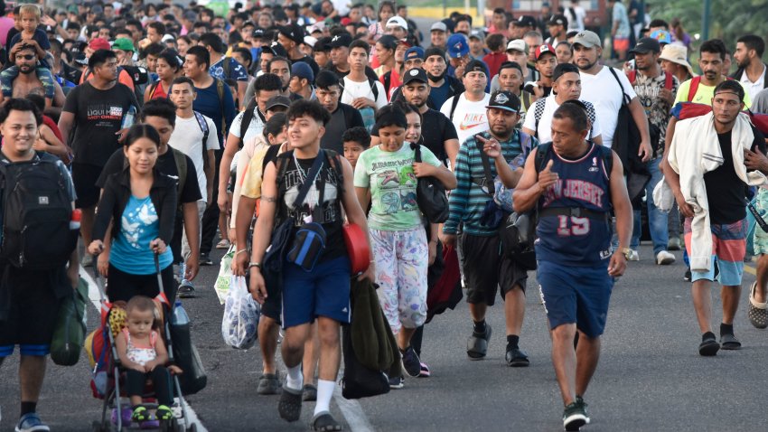 Migrantes caminan por la carretera que atraviesa Suchiate, estado de Chiapas, en el sur de México, el domingo 21 de julio de 2024, al emprender su viaje hacia a la frontera con Estados Unidos. (Foto AP/Edgar H. Clemente)