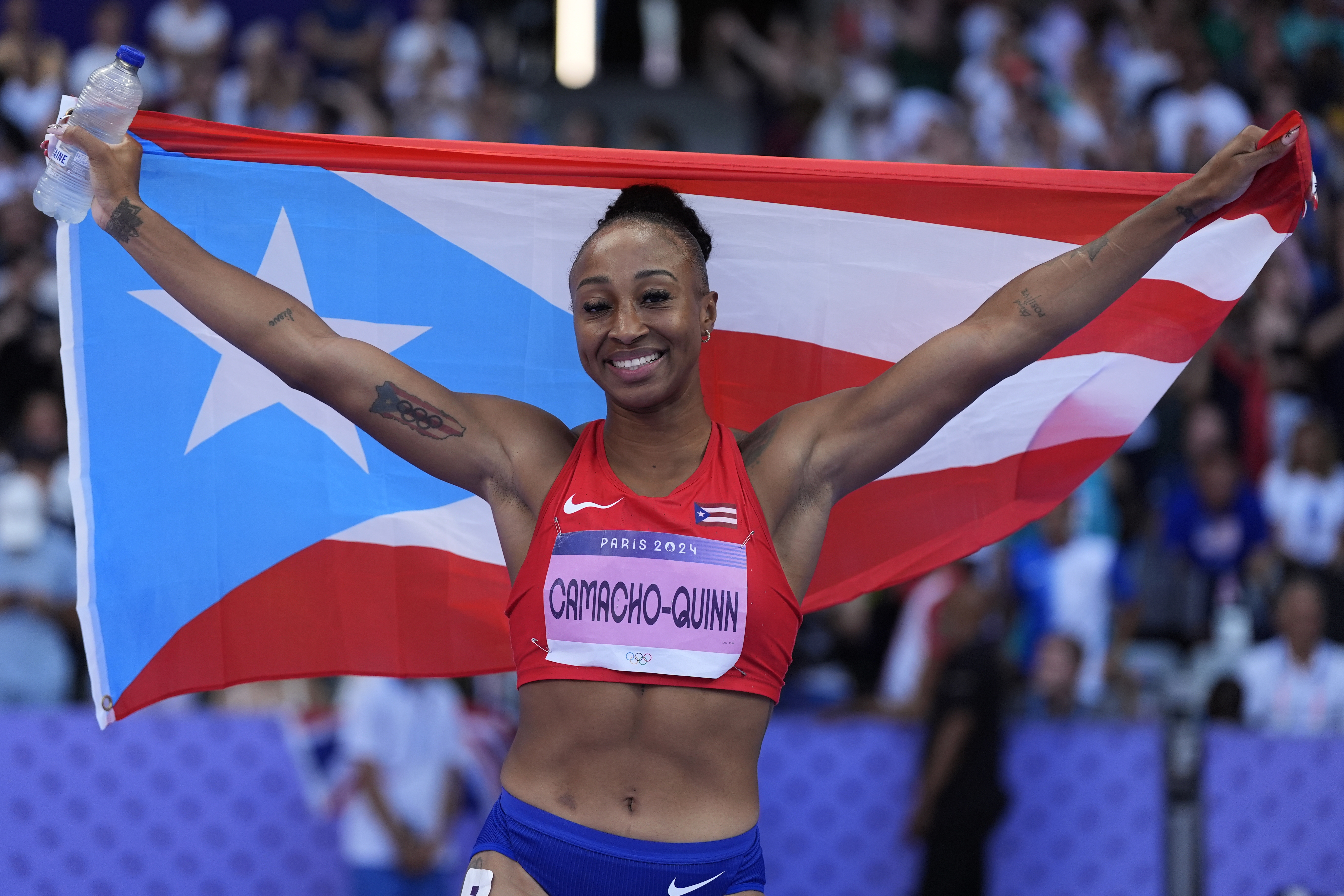 La atleta pasó la meta con tiempo de 12.36 segundos para la tercera posición. (AP Photo/Matthias Schrader)