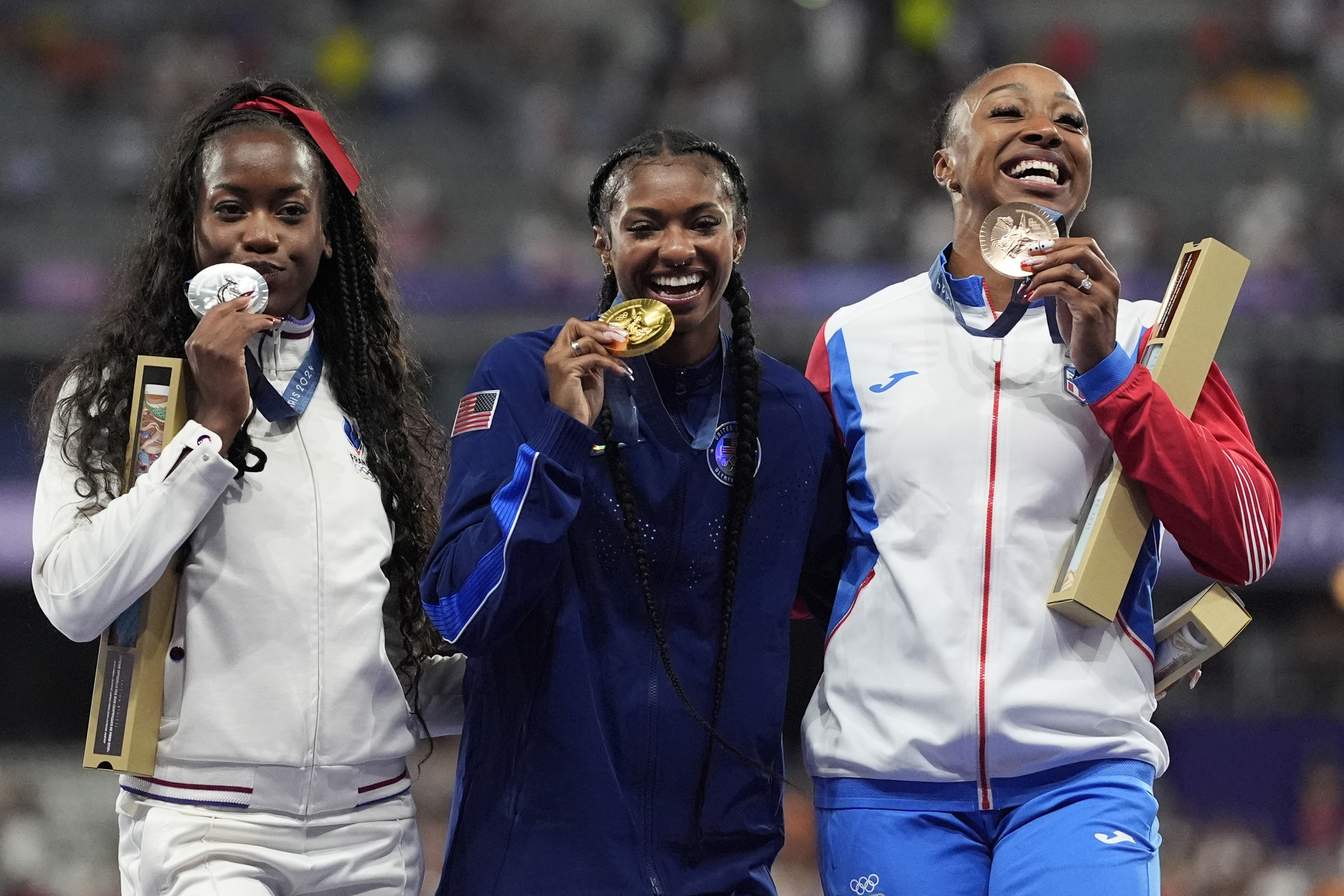 Jasmine Camacho-Quinn volvió a subir al podio para recibir la medalla de bronce en París 2024. (AP Photo/Matthias Schrader)