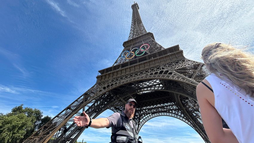 La policía evacúa los alrededores de la Torre Eiffel luego que un individuo fue visto escalando el icónico monumento de París, el domingo 11 de agosto de 2024. (AP Foto/Aijaz Rahi)