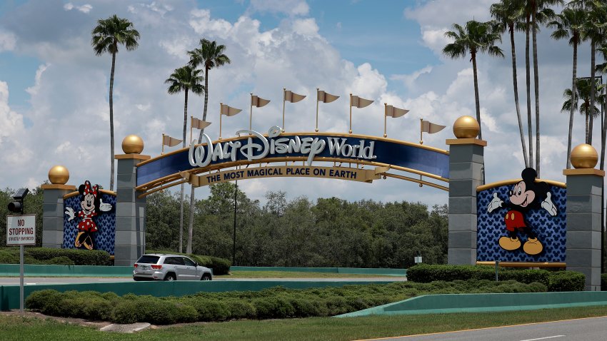 ORLANDO, FLORIDA – 22 DE MAYO: Un letrero cerca de una entrada a Walt Disney World el 22 de mayo de 2023 en Orlando, Florida.