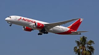 Un Boeing 787-8 Dreamliner de Avianca despega del aeropuerto de Barcelona en España