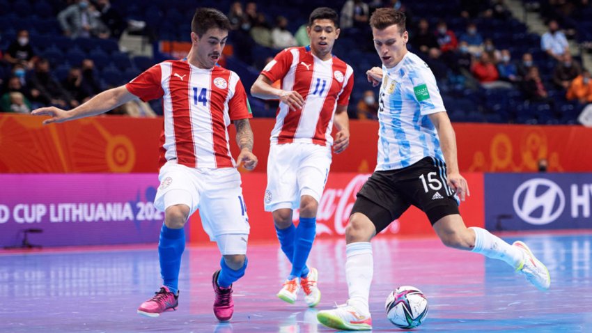 VILNIUS, LITHUANIA – SEPTEMBER 23: Andres Santos of Argentina shoots under pressure from Pedro Pascottini of Paraguay during the FIFA Futsal World Cup 2021 Round of 16 match between Argentina and Paraguay at Vilnius Arena on September 23, 2021 in Vilnius, Lithuania. (Photo by Alex Caparros – FIFA/FIFA via Getty Images)