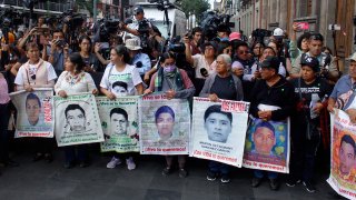 Los padres de los 43 estudiantes desaparecidos siguen buscando respuestas a 10 años del hecho en México.