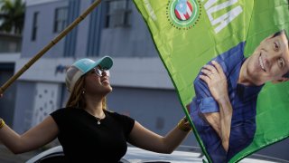 Simpatizantes de Alianza de País participan en sus vehículos en la 'Caravana del Triunfo', en San Juan