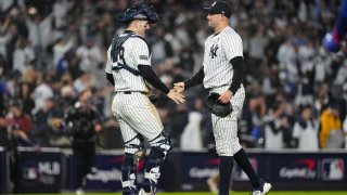 Austin Wells #28 y Tim Mayza #58 de los Yankees de Nueva York celebran después de ganar el Juego 4 de la Serie Mundial 2024 presentada por Capital One entre los Dodgers de Los Ángeles y los Yankees de Nueva York en el Yankee Stadium el martes 29 de octubre de 2024 en Nueva York, Nueva York.