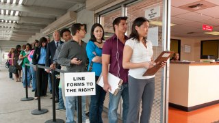 Personas en fila buscando empleo