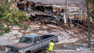 Un hombre revisa daños en Black Mountain, Carolina del Norte, días pasados.