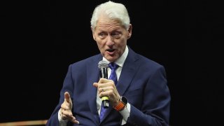 De iglesias a McDonald's, Bill Clinton hace campaña por Kamala Harris en Georgia