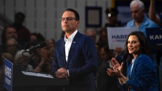 El gobernador de Pensilvania, Josh Shapiro, habla, acompañado aquí en un evento de Harris for President por la gobernadora de Michigan, Gretchen Whitmer. Estos son algunos de los nombres que algunos demócratas ya están considerando para las elecciones presidenciales de 2028.