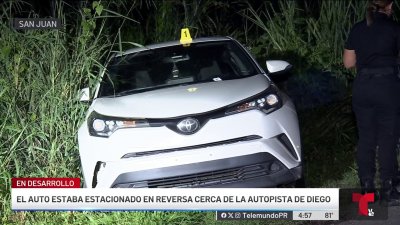 Policía coloca boleto en carro con un cadáver adentro