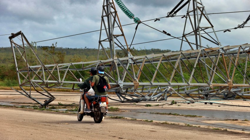 ACOMPAÑA CRÓNICA: CUBA HURACANES ATLÁNTICO. AME5263. ARTEMISA (CUBA), 07/11/2024.- Dos motociclistas transitan por una calle afectada tras el paso del huracán Rafael, este jueves la provincia de Artemisa (Cuba). El Gobierno cubano ya avanzó, a poco de pasar Rafael, que las afectaciones concentradas en las provincias occidentales de La Habana, Artemisa y Mayabeque, son “muy fuertes”. Por el momento no se han reportado víctimas mortales, como enfatizó en redes el canciller cubano, Bruno Rodríguez. EFE/ Ernesto Mastrascusa