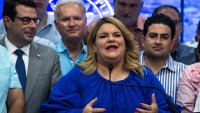 AME4828. SAN JUAN (PUERTO RICO), 06/11/2024.- Jenniffer González (c), del Partido Nuevo Progresista, ofrece declaraciones en compañía de su esposo José Jovín Vargas (d) este martes en San Juan (Puerto Rico). González, ganadora de las elecciones a la Gobernación de Puerto Rico según los resultados preliminares, aseguró que “hoy ganó Puerto Rico” y “se acabó el discurso de odio”. EFE/ Enid M. Salgado Mercado