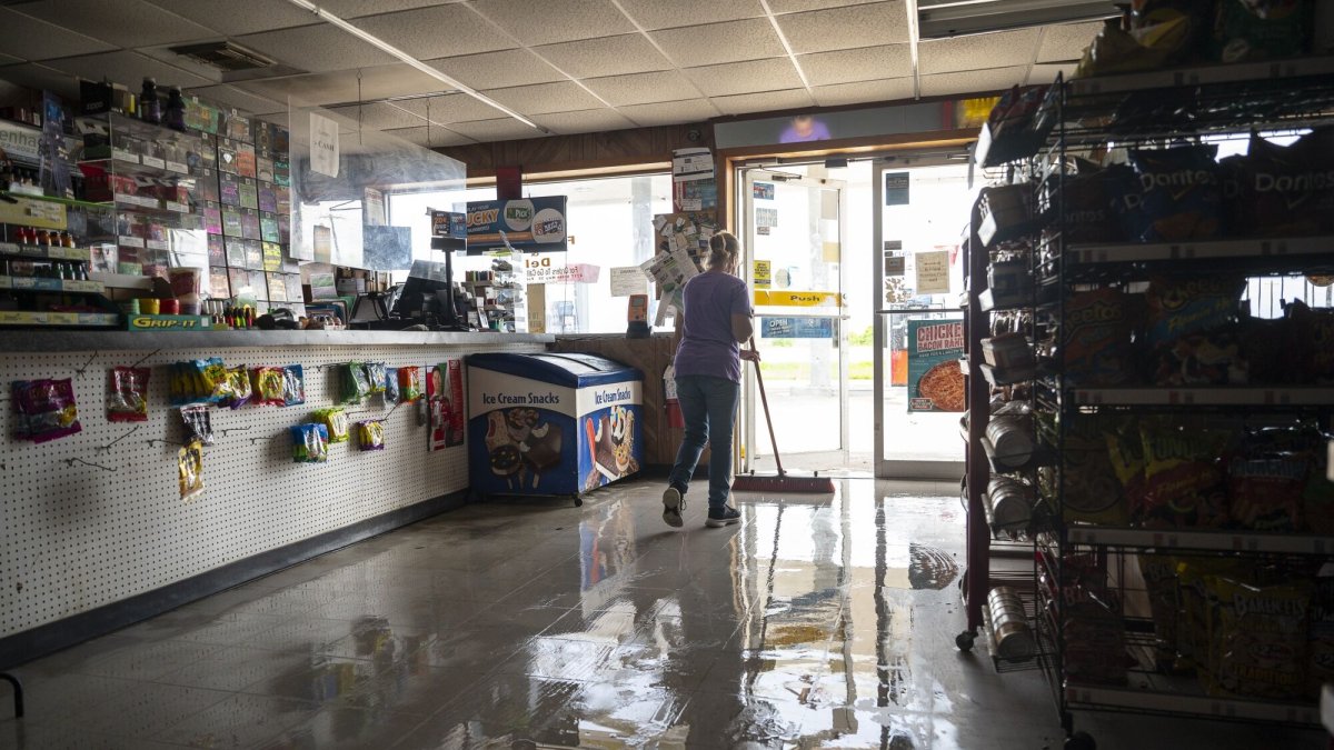 Un trabajador barre el agua de una tienda dañada después de que el huracán Beryl tocara tierra en Palacios, Texas, EEUU, el lunes 8 de julio de 2024. El huracán Beryl tocó tierra en la costa de Texas a primera hora del lunes, provocando fuertes lluvias y mareas de tempestad potencialmente mortales tras agitarse en el Mar Caribe y el Golfo de México. Fotógrafo: Eddie Seal/Bloomberg vía Getty Images