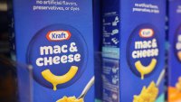 NUEVA YORK, NUEVA YORK – 15 DE NOVIEMBRE: Productos Kraft Mac & Cheese se ven en un estante en una tienda Target el 15 de noviembre de 2024 en el barrio de Flatbush del distrito de Brooklyn en la ciudad de Nueva York. Un juez federal anunció que Kraft Heinz tiene que hacer frente a una demanda colectiva propuesta en todo el país en la que se alega que la empresa defraudó a los clientes al afirmar que sus macarrones con queso Kraft, uno de sus productos más conocidos, no contienen conservantes artificiales. (Foto de Michael M. Santiago/Getty Images)