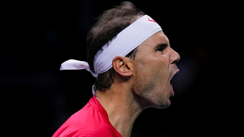 El español Rafael Nadal gesticula durante el partido ante el neerlandés Botic Van De Zandschulp en la Copa Davis, el martes 19 de noviembre de 2024, en Málaga, España. (AP Foto/Manu Fernández)