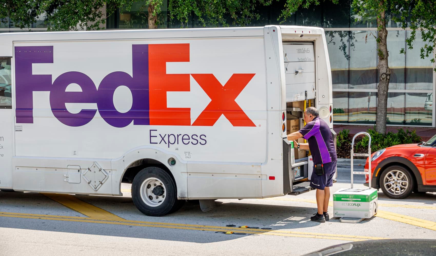 Fedex se aligera: compañía francesa de contenedores compra su división logística