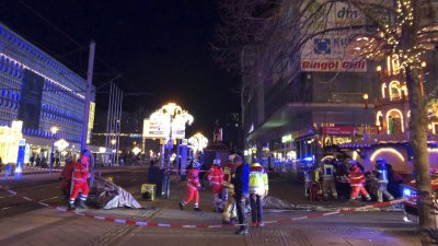 Un adulto y un niño mueren arrollados en mercado navideño en Alemania