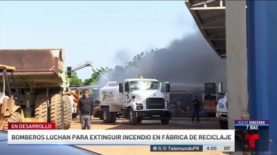 Combaten voraz incendio en planta de reciclaje en Quebradillas