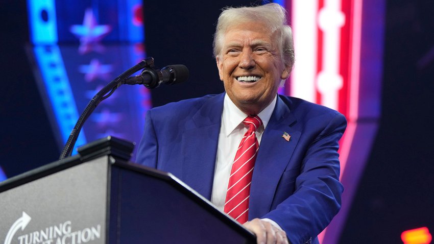 El presidente electo Donald sonríe al hablar en el evento AmericaFest, el domingo 22 de diciembre de 2024, en Phoenix. (AP Foto/Rick Scuteri)